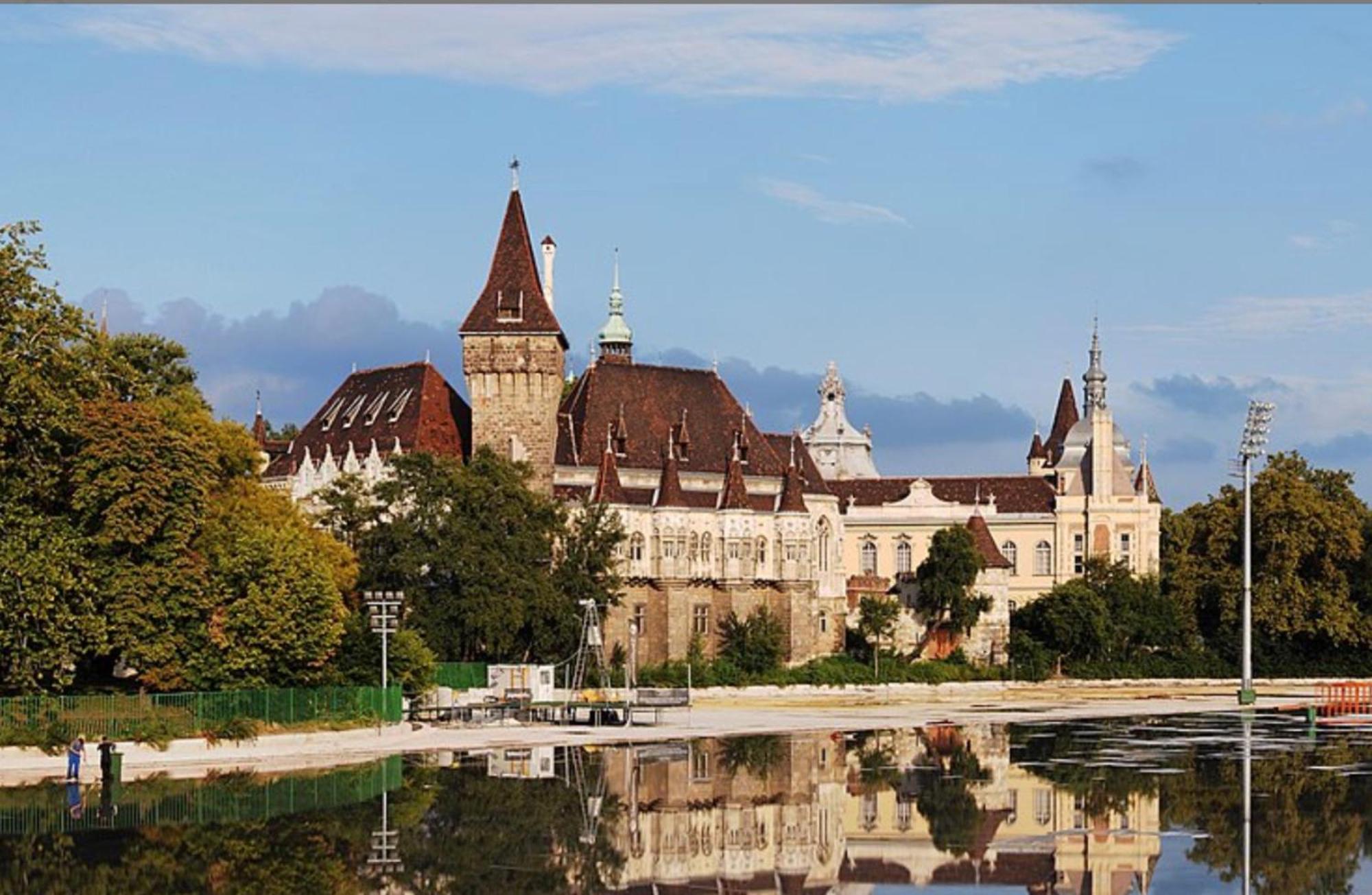 Andrassy Adventures Apartment Budapest Luaran gambar
